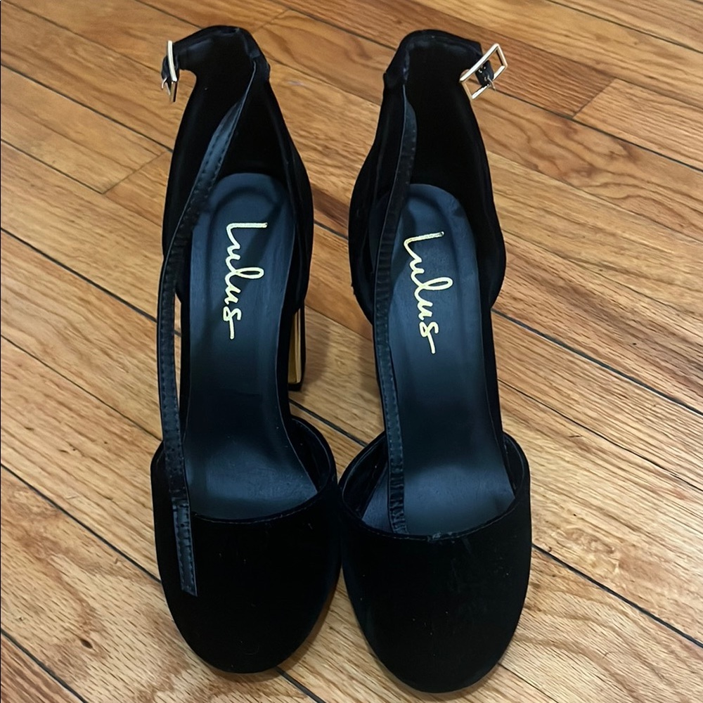 Lulu's Black High w/ Gold Accents Heel Pumps
